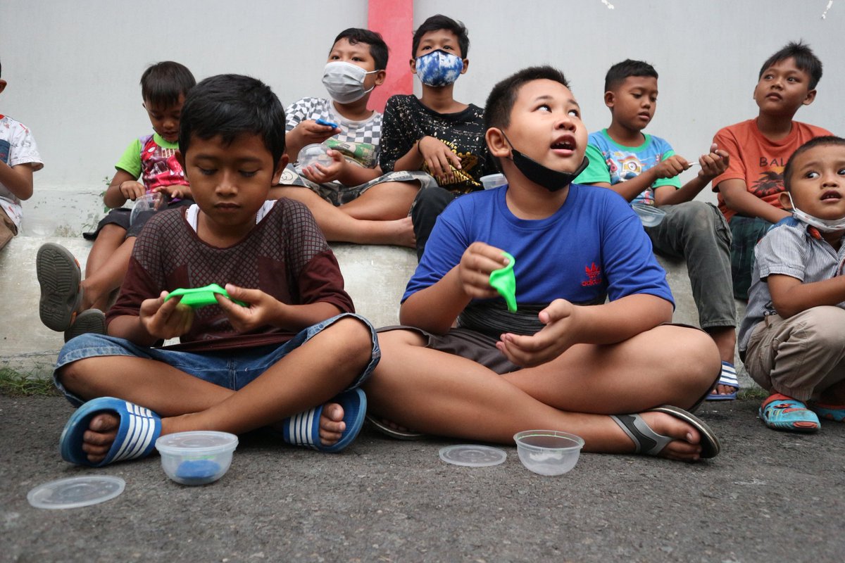 satoeatap's tweet photo. HARI SELASA HARINYA KETEMU ADIK ADIK SEROJA 😍

Yuk kakak-kakak ikut pengajaran nanti sore jam 15.30 di belakang matahari-CL
Kalo kemarin adik-adik belajar membuat slime, nanti sore mereka bakalan diajarin bikin gunung berapi nih, pasti bakalan seruu!!! 🤩 https://t.co/hElZlvCNR9