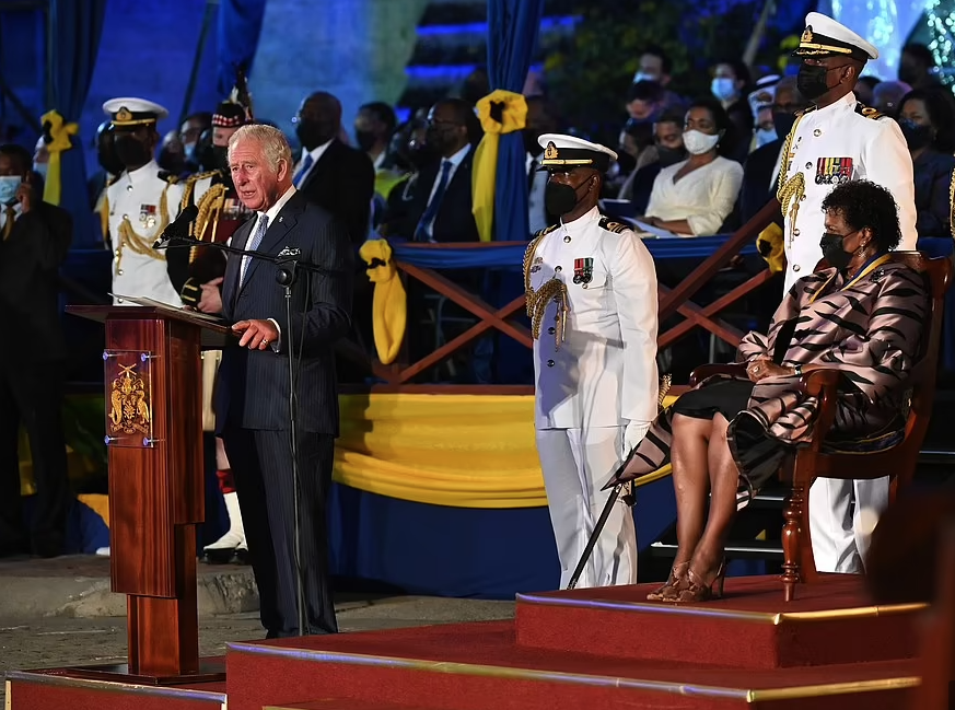 PoliticayModa's tweet photo. El príncipe Carlos asiste proclamación 1a presidenta Barbados como República (y que destrona a la reina Isabel como jefa Estado) y califica el esclavismo de "atrocidad" y "mancha para siempre nuestra historia"

Quisiera imaginarme algo así aquí y no me sale... #theCrown https://t.co/t01MZDa96h