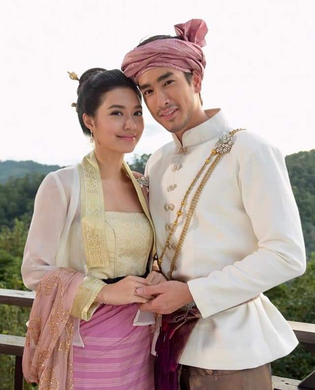 AngelSnowNY's tweet photo. Very interesting this scene very curious why Neil and Claire wore this traditional dress 

#FLSecrets https://t.co/MjyaT1WTeX