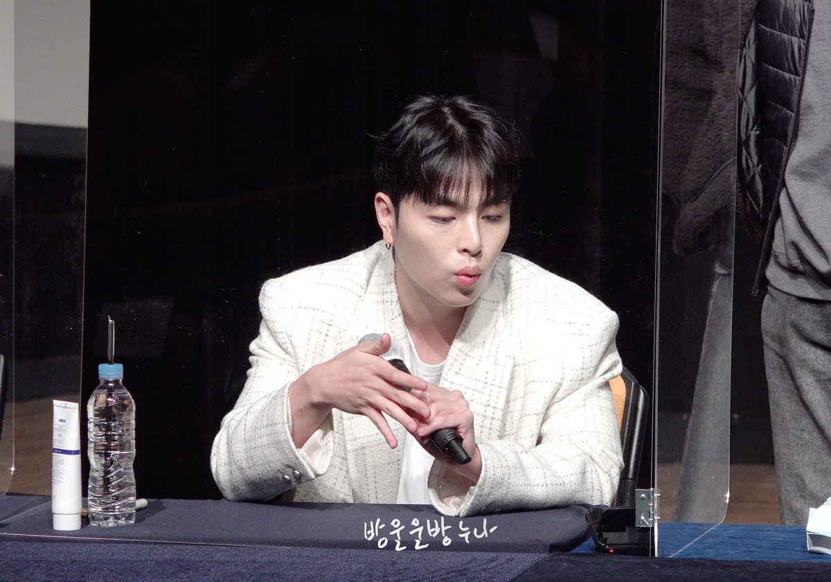 k_oojunhoe's tweet photo. As everything goes well that day, I met iKONIC wearing my best and most comfortable attire. Hence, I also straighten my hair to keep it looking neat and good-looking. Even though we meet in person, we always try to comply with existing health protocols. https://t.co/fF9lCIqHLt