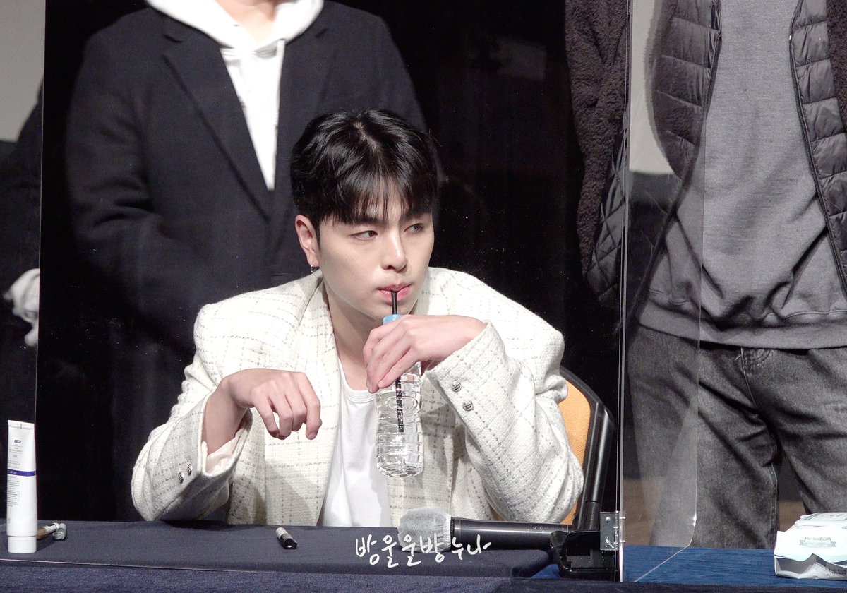 k_oojunhoe's tweet photo. As everything goes well that day, I met iKONIC wearing my best and most comfortable attire. Hence, I also straighten my hair to keep it looking neat and good-looking. Even though we meet in person, we always try to comply with existing health protocols. https://t.co/fF9lCIqHLt