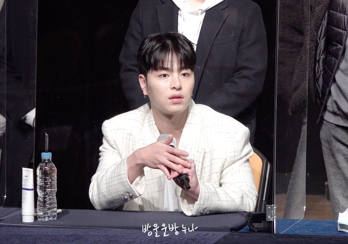 k_oojunhoe's tweet photo. As everything goes well that day, I met iKONIC wearing my best and most comfortable attire. Hence, I also straighten my hair to keep it looking neat and good-looking. Even though we meet in person, we always try to comply with existing health protocols. https://t.co/fF9lCIqHLt