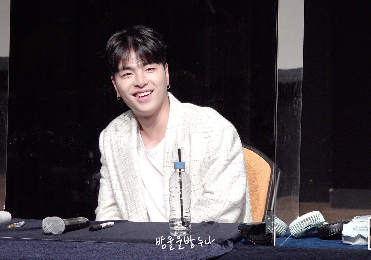 k_oojunhoe's tweet photo. I greet everyone who comes with a big smile and a delighted look like encounter someone I haven't seen in a long time. I'm so amused and blithesome to having a little chit chat with iKONIC! https://t.co/8q3Ab1otkQ