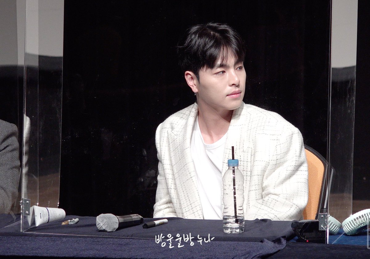 k_oojunhoe's tweet photo. I greet everyone who comes with a big smile and a delighted look like encounter someone I haven't seen in a long time. I'm so amused and blithesome to having a little chit chat with iKONIC! https://t.co/8q3Ab1otkQ