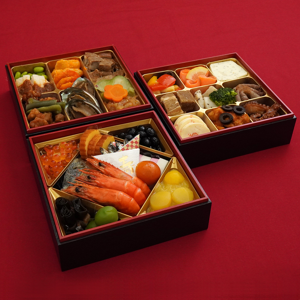 郵便局のネットショップ S Tweet おせちレビュー3 ホテルオークラ監修 和洋中おせち 三段重 日本の高質ホテルの代表格 ホテルオークラ の味が楽しめるおせちです 特長は何といっても 和 洋 中のお料理が楽しめること 黒い木目調のお重は 紙製とは思え