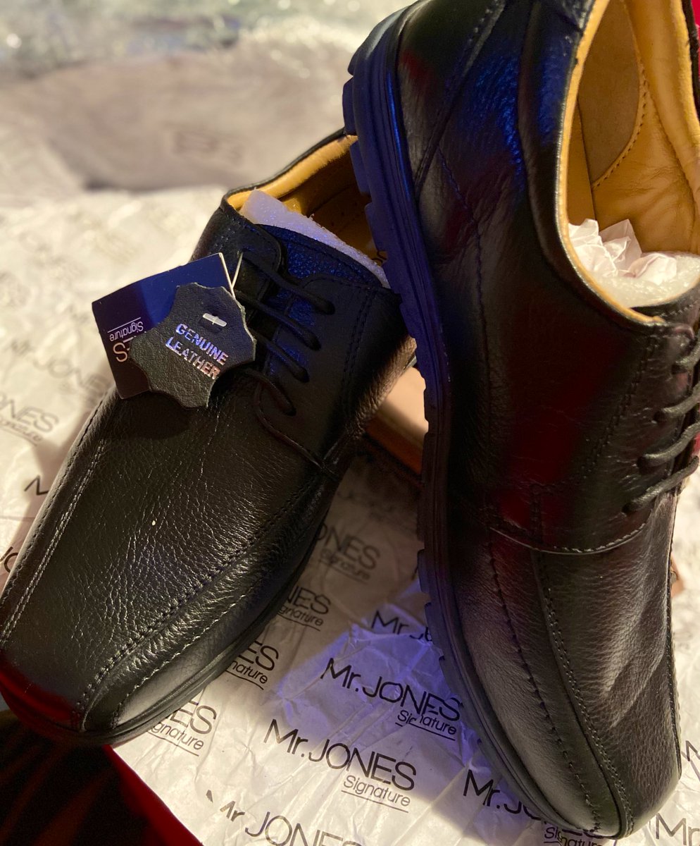 Un venezolano en el exilio que trabaja muy duro como millones que partieron lejos, donó un lote de zapatos como éstos totalmente nuevos, tallas variadas y me los dio con una sola condición: “Alexa que llegue a médicos y maestros sin recursos para comprarse unos” y eso haremos ♥️