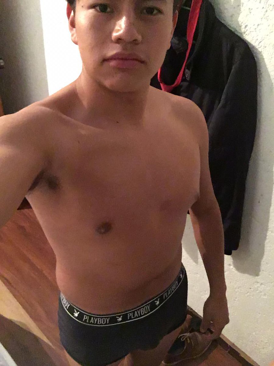 Heteros3nganad's tweet photo. Su nombre es Miguel, estudiante de medicina quieres verlo sacando leche, Retwittea para más de el🥵 https://t.co/10K4FAJ8mw