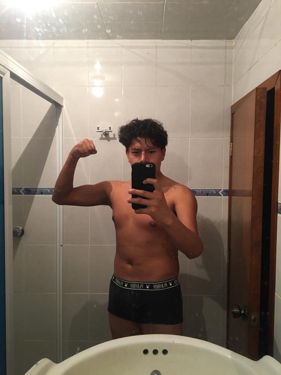 Heteros3nganad's tweet photo. Su nombre es Miguel, estudiante de medicina quieres verlo sacando leche, Retwittea para más de el🥵 https://t.co/10K4FAJ8mw