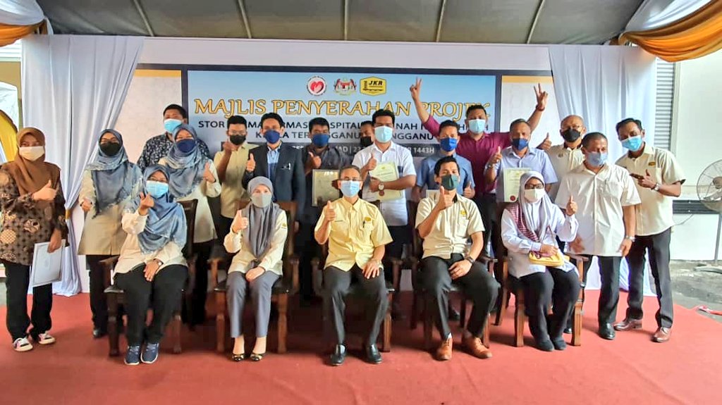 TeamProjekTrg's tweet photo. Sekitar Majlis penyerahan projek Stor Famasi HSNZ, K.Trg. salah satu projek dibawah seliaan Pasukan Projek Persekutuaan Terengganu. @TeamProjekTrg  @JKRTerengganu @yusufghani200 @baharuddinali4 @Azha_Mustapha @Ir_Erie @shied65 @shamqs2
#HSNZ #BerJasaKepadaRakyat #PPPT #JKR https://t.co/V3ASVOL9BJ