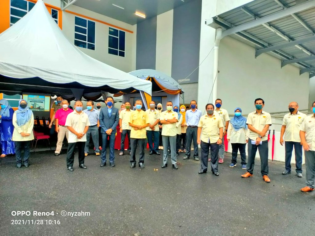 TeamProjekTrg's tweet photo. Sekitar Majlis penyerahan projek Stor Famasi HSNZ, K.Trg. salah satu projek dibawah seliaan Pasukan Projek Persekutuaan Terengganu. @TeamProjekTrg  @JKRTerengganu @yusufghani200 @baharuddinali4 @Azha_Mustapha @Ir_Erie @shied65 @shamqs2
#HSNZ #BerJasaKepadaRakyat #PPPT #JKR https://t.co/V3ASVOL9BJ