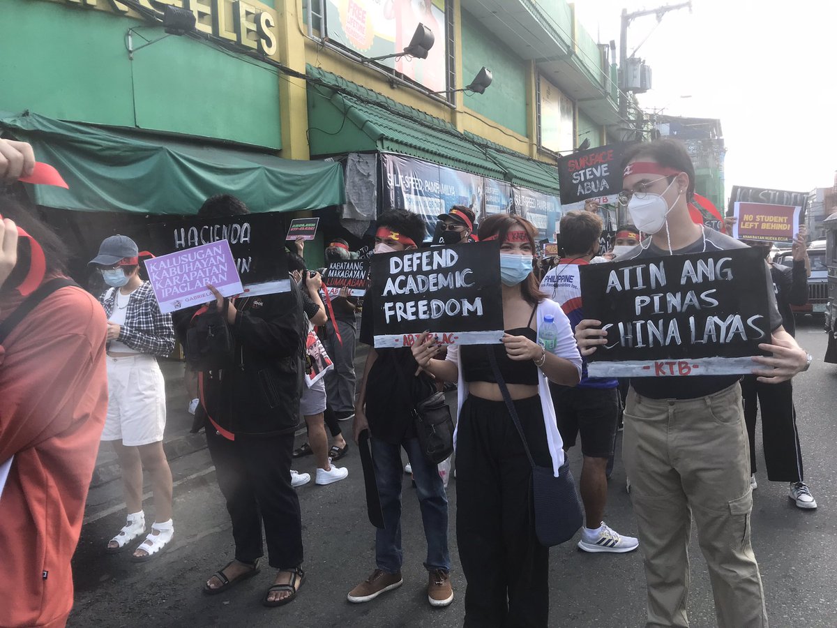 anakbayan_ne's tweet photo. TINGNAN: Bitbit ang mga panawagan ng iba't ibang sektor, kasalukuyang nagsasagawa ng kilos-protesta ang mga kabataan sa Gitnang Luson upang gunitain ang Bonifacio Day at ika-23 taong anibersaryo ng Anakbayan sa Angeles, Pampanga.

#Anakbayan23
#Bonifacio158
#KM57 https://t.co/8tMYVpakZy