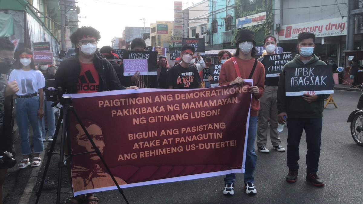 anakbayan_ne's tweet photo. TINGNAN: Bitbit ang mga panawagan ng iba't ibang sektor, kasalukuyang nagsasagawa ng kilos-protesta ang mga kabataan sa Gitnang Luson upang gunitain ang Bonifacio Day at ika-23 taong anibersaryo ng Anakbayan sa Angeles, Pampanga.

#Anakbayan23
#Bonifacio158
#KM57 https://t.co/8tMYVpakZy