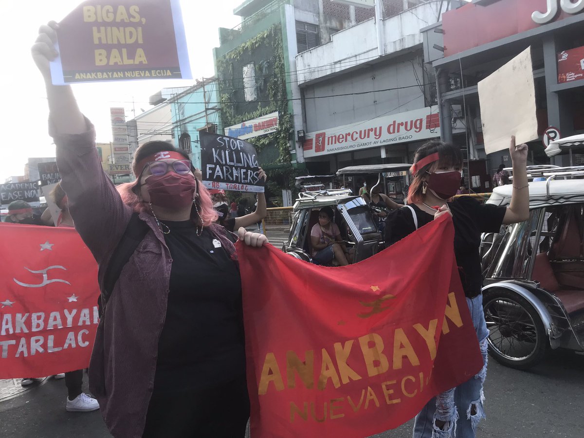 anakbayan_ne's tweet photo. TINGNAN: Bitbit ang mga panawagan ng iba't ibang sektor, kasalukuyang nagsasagawa ng kilos-protesta ang mga kabataan sa Gitnang Luson upang gunitain ang Bonifacio Day at ika-23 taong anibersaryo ng Anakbayan sa Angeles, Pampanga.

#Anakbayan23
#Bonifacio158
#KM57 https://t.co/8tMYVpakZy