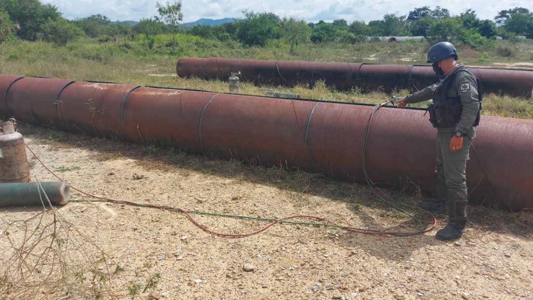 #29Nov Nuestros centinelas de la #GNB llevaron a cabo la incautación de 24 piezas de tubería de acero perteneciente a <a href="/minaguasoficial/">Ministerio del P.P. de Atención de las Aguas</a> en el estado Lara, además de la detención de 9 personas por este hecho ¡Mano dura en contra del hurto del material estratégico! @GNBCmdtGral