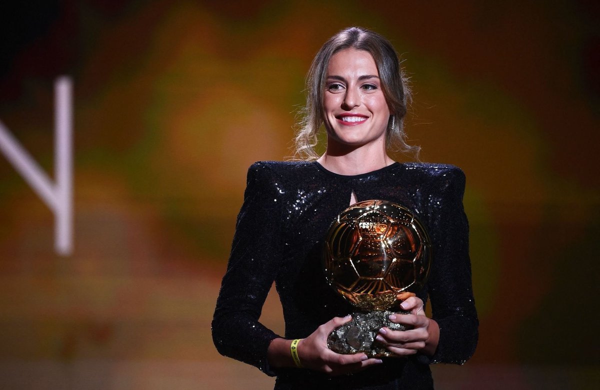 TacticamenteInc's tweet photo. Alexia Putellas se convirtió en la primera jugadora española en ganar el #BallonDor 

Tras el triplete, la capitana culé ha conseguido todas las distinciones individuales posibles, solo queda definir el The Best de FIFA. 

En el próximo episodio comentaremos la lista completa 👀 https://t.co/URNZUGg2sE