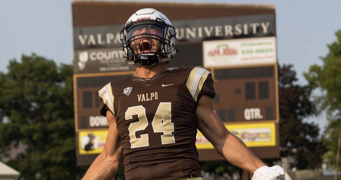 alton_mccullum's tweet photo. After a great phone call with Coach Lutgens, I am HONORED to say that I have received a Division 1 offer from @valpoufootball https://t.co/wBs8cllEZe