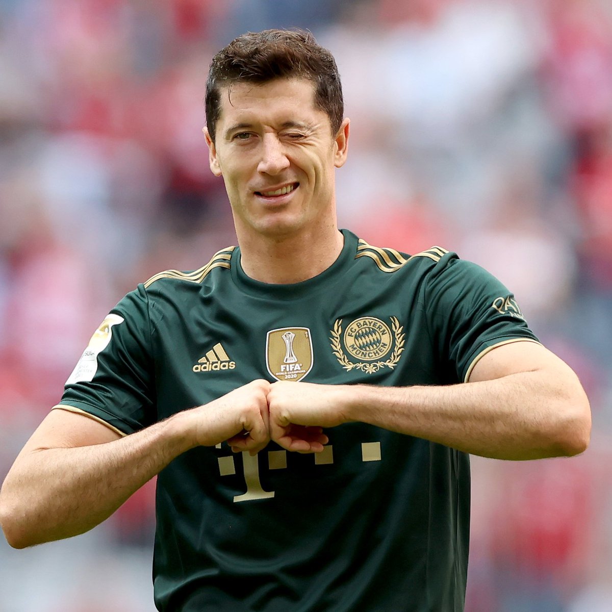 PorosHalangID's tweet photo. RT for Lewandowski     Like for Messi https://t.co/NmxdeyoNHf
