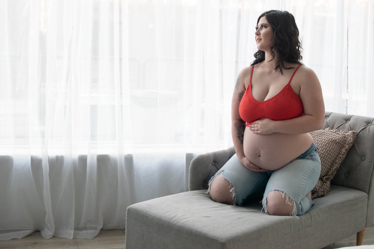 CVBoudoir's tweet photo. Maternity boudoir may just be my new favorite thing ever. LOOK AT HER https://t.co/QvidIVlS83