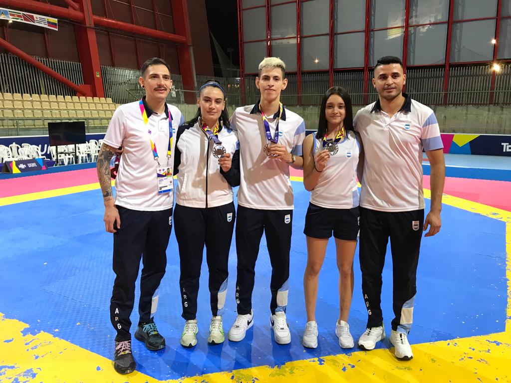 jorgealvareztkd's tweet photo. Ahora como entrenador Nacional. Seguimos cosechando medallas para el país💪💪💪 #CaliValle2021 

@enardinfo @DeportesAR @DeportesCba https://t.co/Mfm7TtJUDK