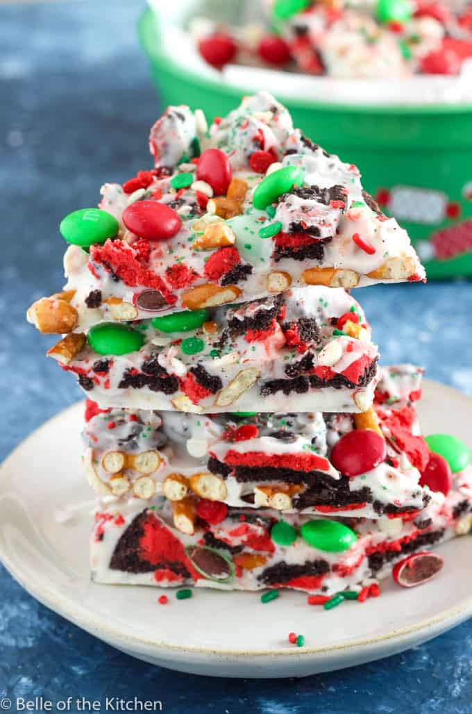 bellekitchen's tweet photo. This Christmas Candy Cookie Bark is so delicious and easy to prepare! With only five ingredients and no baking required, it's the perfect quick treat for the holidays. #belloefthekitchen #christmas #candy #cookiebark https://t.co/h6lm2zXOxg https://t.co/qqwNfoJVMD