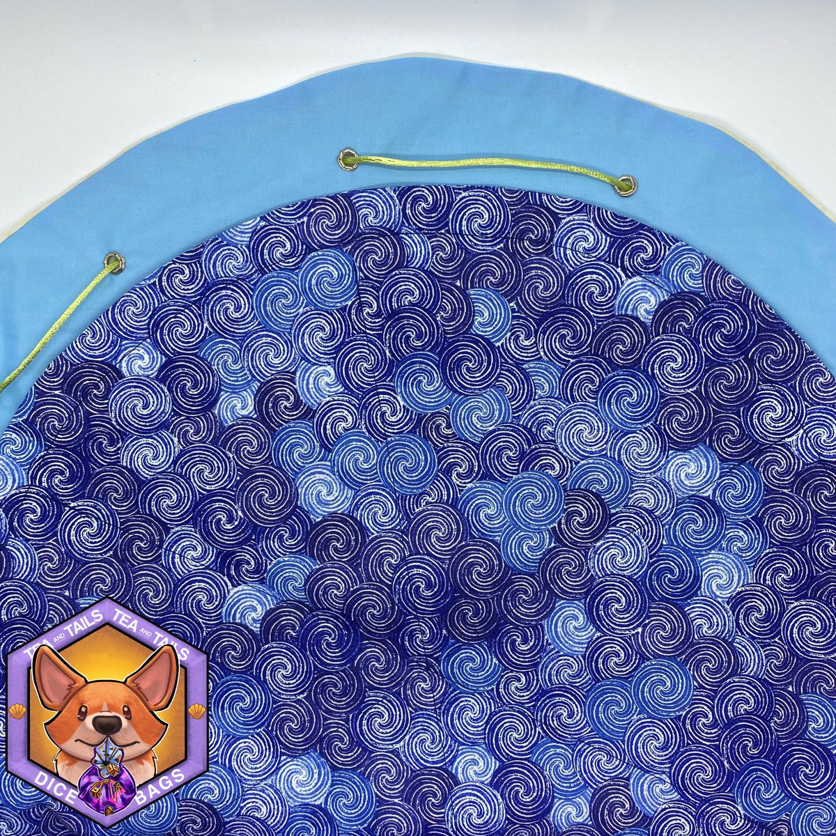 TeaAndTails's tweet photo. New design! 
Turn your divider into a built in dice tray! With an added cinch built in you can easily store your dice AND roll them! This option is now available in large dice bag commissions for now with more plans for the future!!
https://t.co/lQhawTNwUi https://t.co/K3hGzR8FmN