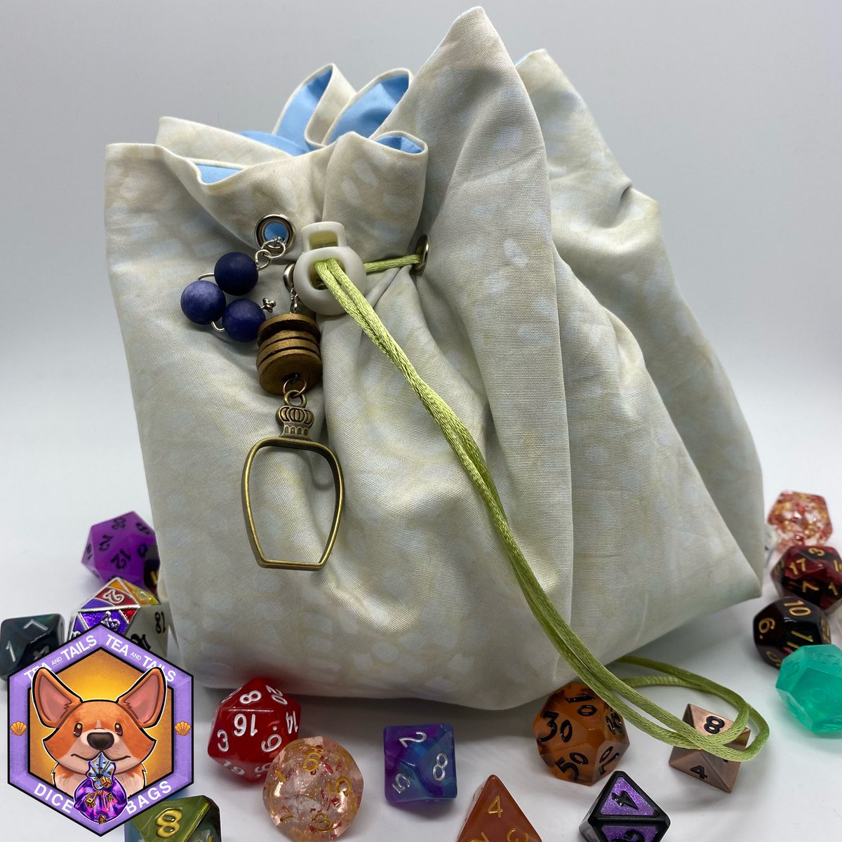 TeaAndTails's tweet photo. New design! 
Turn your divider into a built in dice tray! With an added cinch built in you can easily store your dice AND roll them! This option is now available in large dice bag commissions for now with more plans for the future!!
https://t.co/lQhawTNwUi https://t.co/K3hGzR8FmN