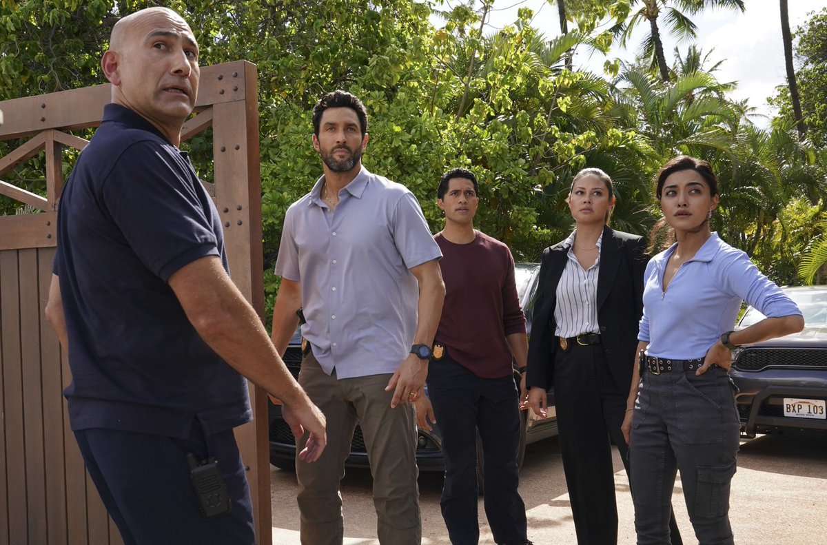 VanessaLachey's tweet photo. I’m in NY for #LifeFromScratchBook press, but Tennant has a date in tonight’s @NCISHawaiiCBS episode 👀 So tune in at 10/9c and tweet me your questions. I’ll get to them when I can! 💙 #NCISHawaii https://t.co/WDezzOXdEB