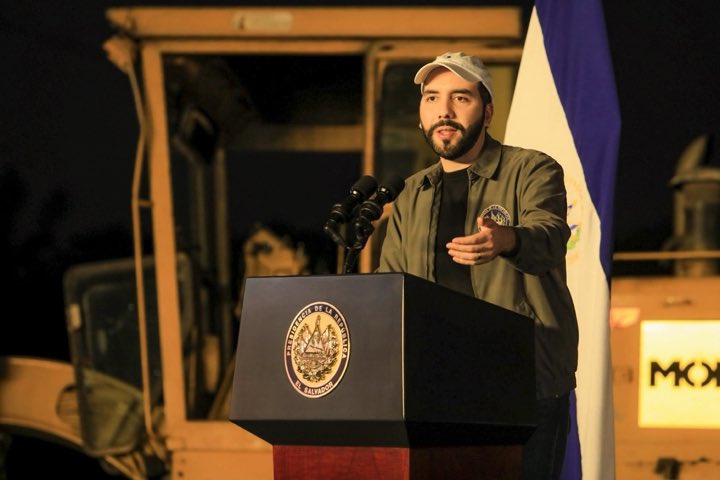 “Las filas de vehículos que se hacían en el puente de La Hachadura eran hasta de 18 km, ahora se han bajado a la mitad. También vamos a mejorar los procesos de aduanas y migración, todo en conjunto será un pilar fundamental del desarrollo de la economía”, Presidente <a href="/nayibbukele/">Nayib Bukele</a>.