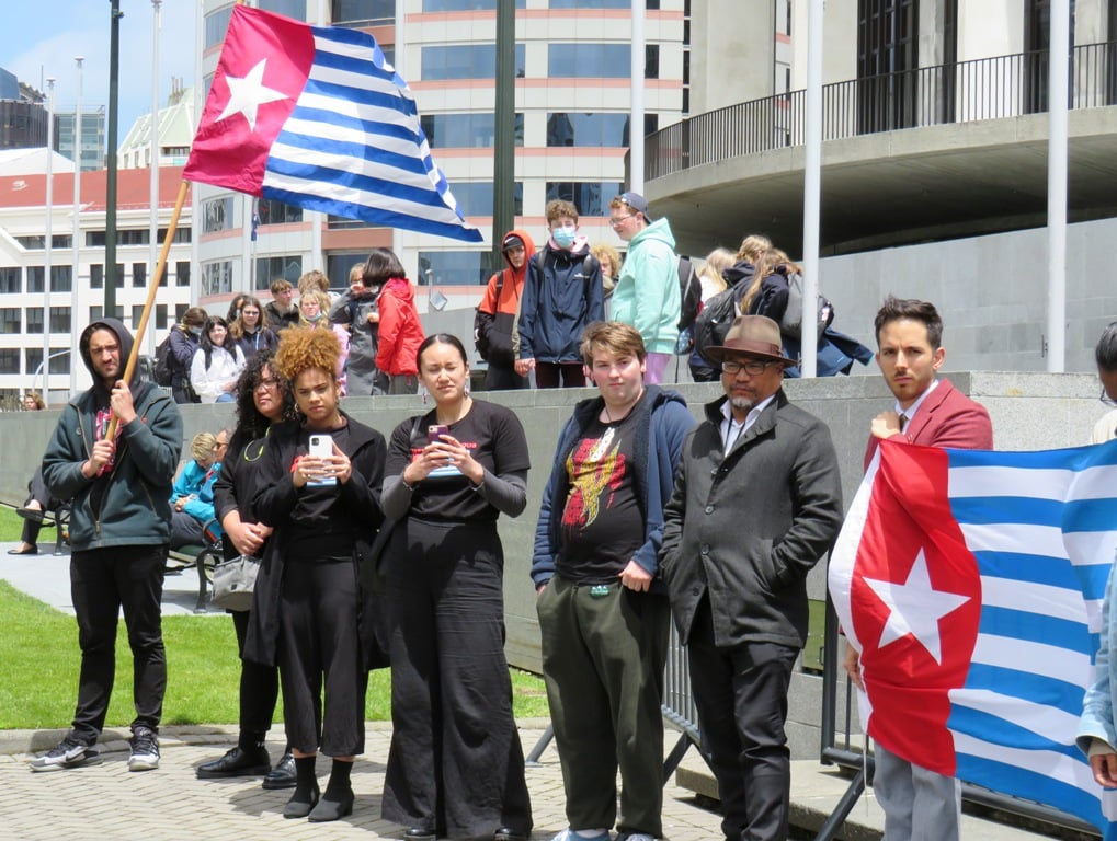 YoungsolwaraP's tweet photo. Join @PeaceMovementA & partners in Aotearoa this Wednesday, 1 December in an online gathering in place of the annual gathering at parliament.
For more infor: https://t.co/jqM3acCVUZ
#OurMorningStar #PapuanLivesMatter #PapuaMerdeka #WeBleedBlackandRed https://t.co/ocv05d1i5m