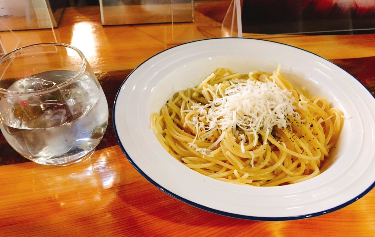 healthyGourme15's tweet photo. こんぬつは─=≡Σ((( つ•̀ω•́)つ
先日、川崎のお洒落なバーのStoneBlueを訪問しました😃
パスタが繊細な味で極上‼️
珈琲にも合いますが、ワインにも合いそう😊
珈琲に合うおやつまでサービスで頂きました😌
お洒落な内装はオーナーさん手作りとの事で、驚きです💪🐸
#StoneBlue
#パスタ
#川崎 https://t.co/b5Zkctv2FT