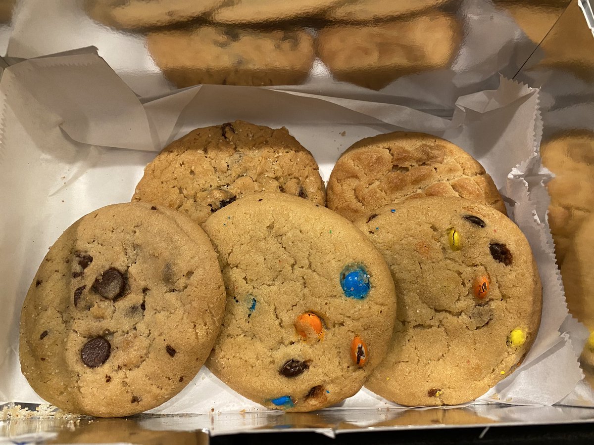 TiffanyVeno's tweet photo. Heading back from the Thanksgiving break, I first received this timely message and then a coupon for free @tiffstreats cookies 🙌😍💯 #ExtraThankful https://t.co/V86OjsE7OY
