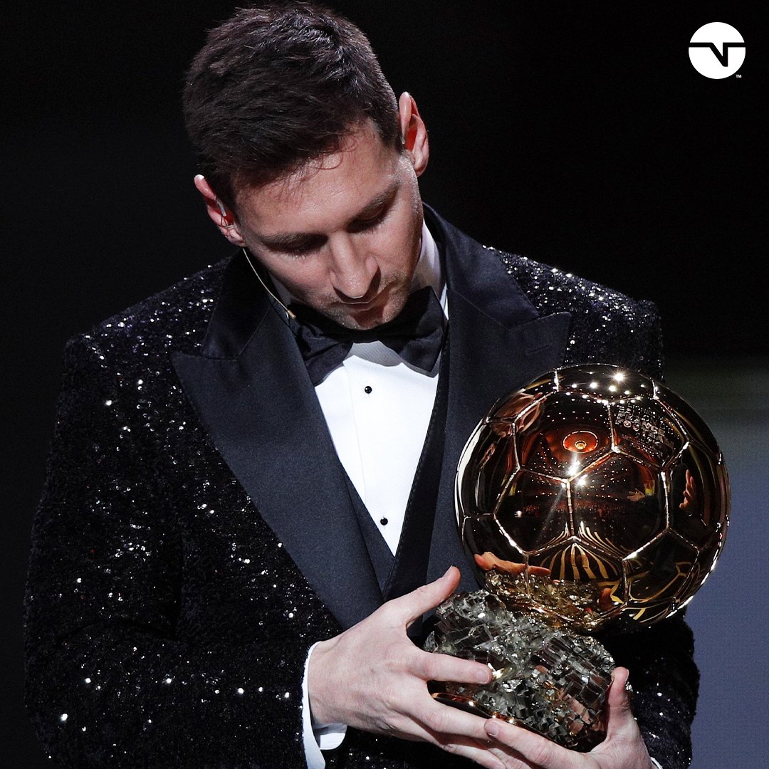 TNTSportsAR's tweet photo. A DORMIR SOÑANDO EN GRANDE, AMIGOS 🇦🇷🏆

Porque Messi tiene puesta la corona y la magia de su zurda que enamora 😍😍😍😍😍😍😍 https://t.co/2DIyaovrjz