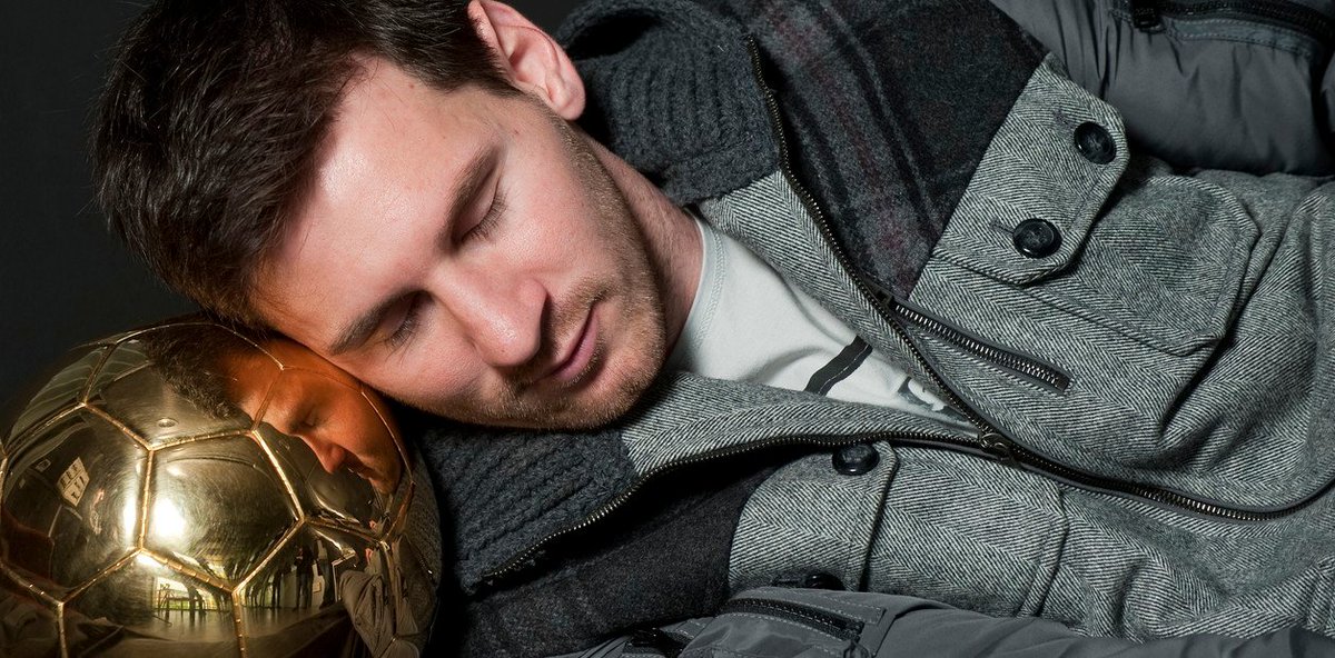 PericoConTusi's tweet image. Messi a esta hora preocupado por la opinión de Casillas y Liberman.