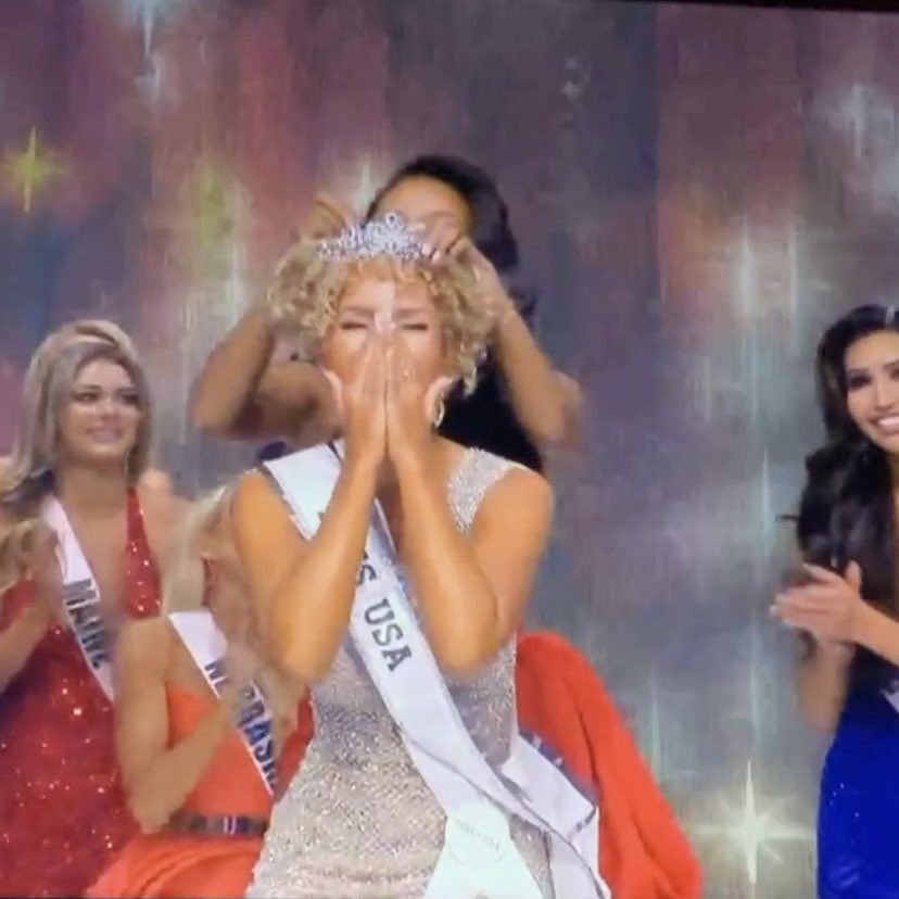 CSLocalSchools's tweet photo. From #ShawneeBrave to #MissUSA! Congratulations to Shawnee Class of 2016 Grad and Miss Kentucky 2021 Elle Smith, who was crowned Miss USA tonight! https://t.co/YfzMpatTdF