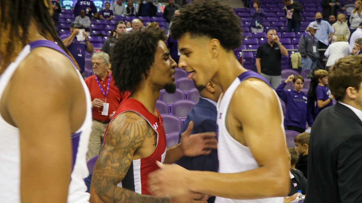 GovsMBB's tweet photo. On the Court - Opponents
Off the Court - Brothers 

“We’ve been competing against each other since we were little."  - @djpv5 
#LetsGoPeay #TougherTogether https://t.co/nBHA7O8VNv