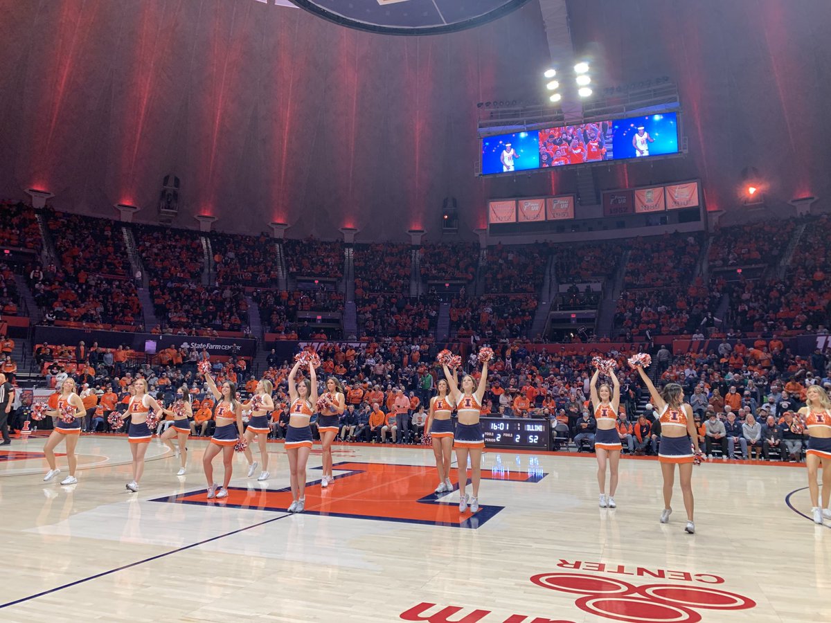 ⁦<a href="/UofI_Illinettes/">IllinettesDanceTeam</a>⁩ hyping up the #illini crowd during the timeout.