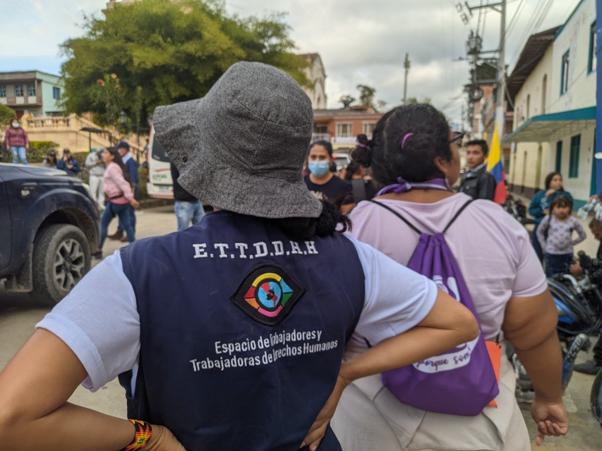 EspacioDdhh's tweet photo. Un joven campesino fue asesinado a manos del ESMAD en Bolívar Santander
Sus amigos, familiares y comunidad reclaman justicia 
Michelsen fue impactado con una escopeta calibre 12, la cual está prohibida usar contra los manifestantes. https://t.co/y6aeW9Qtwe