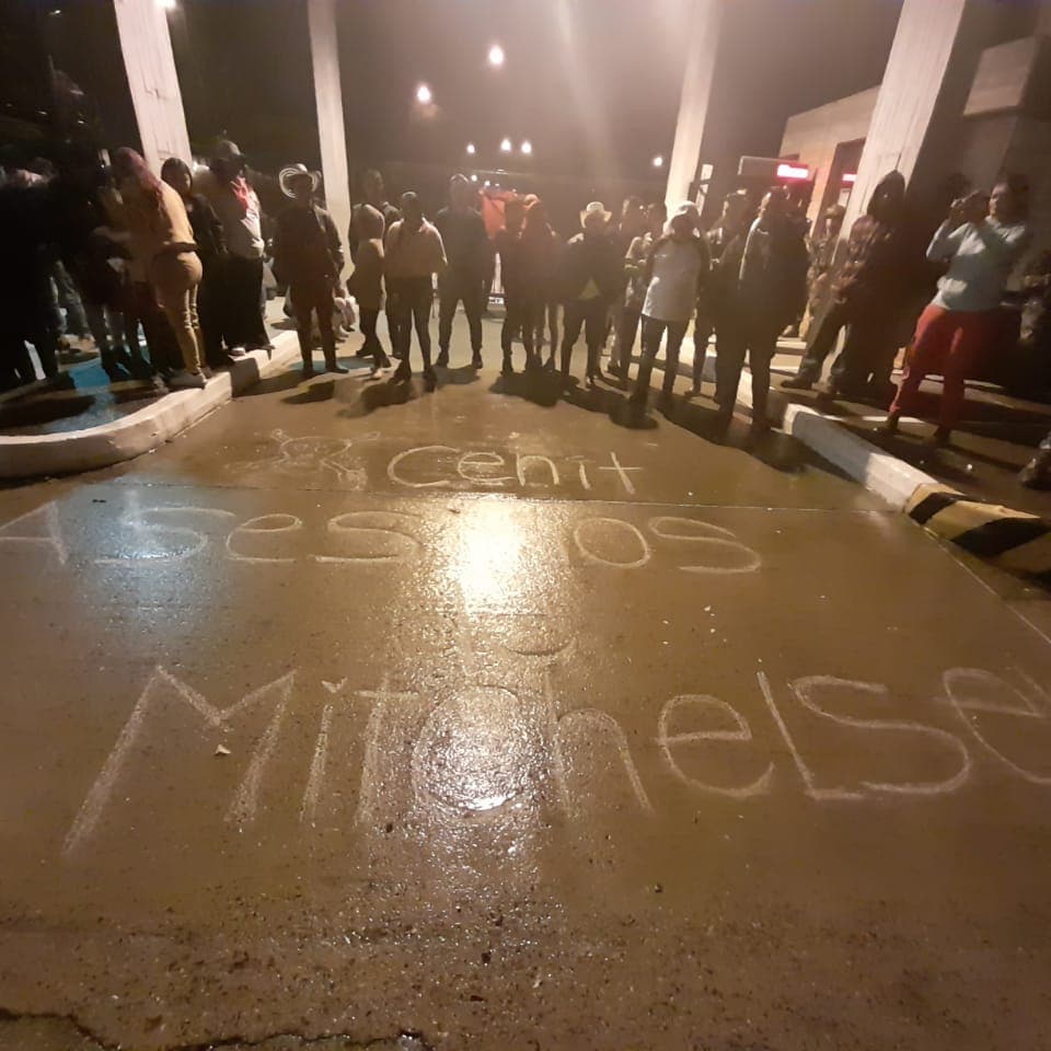 EspacioDdhh's tweet photo. Un joven campesino fue asesinado a manos del ESMAD en Bolívar Santander
Sus amigos, familiares y comunidad reclaman justicia 
Michelsen fue impactado con una escopeta calibre 12, la cual está prohibida usar contra los manifestantes. https://t.co/y6aeW9Qtwe