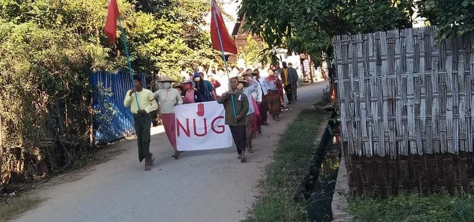 Khithitofficial's tweet photo. ရွှေဘိုတွင် NUG အစိုးရ ထောက်ခံကြောင်းနှင့် စစ်အာဏာရှင် ဆန့်ကျင်ရေး ချီတက် ဆန္ဒပြ
ရန်ကုန်၊ နိုဝင်ဘာလ ၃၀ 
စစ်ကိုင်းတိုင်း၊ရွှေဘိုမြို့နယ်တွင် NUG အမျိုးသားညီညွတ်ရေးအစိုးရကို ထောက်ခံကြောင်းနှင့် စစ်အာဏာရှင်စနစ် ဆန့်ကျင်ရေး ပြည်သူများက နိုဝင်ဘာလ ၃၀ ရက်နေ့တွင်ချီတက် သပိတ်မှောက်ကြသည်။ https://t.co/EJVonRT6Cl