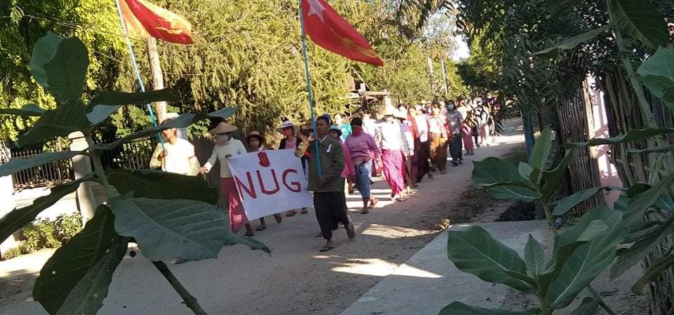 Khithitofficial's tweet photo. ရွှေဘိုတွင် NUG အစိုးရ ထောက်ခံကြောင်းနှင့် စစ်အာဏာရှင် ဆန့်ကျင်ရေး ချီတက် ဆန္ဒပြ
ရန်ကုန်၊ နိုဝင်ဘာလ ၃၀ 
စစ်ကိုင်းတိုင်း၊ရွှေဘိုမြို့နယ်တွင် NUG အမျိုးသားညီညွတ်ရေးအစိုးရကို ထောက်ခံကြောင်းနှင့် စစ်အာဏာရှင်စနစ် ဆန့်ကျင်ရေး ပြည်သူများက နိုဝင်ဘာလ ၃၀ ရက်နေ့တွင်ချီတက် သပိတ်မှောက်ကြသည်။ https://t.co/EJVonRT6Cl