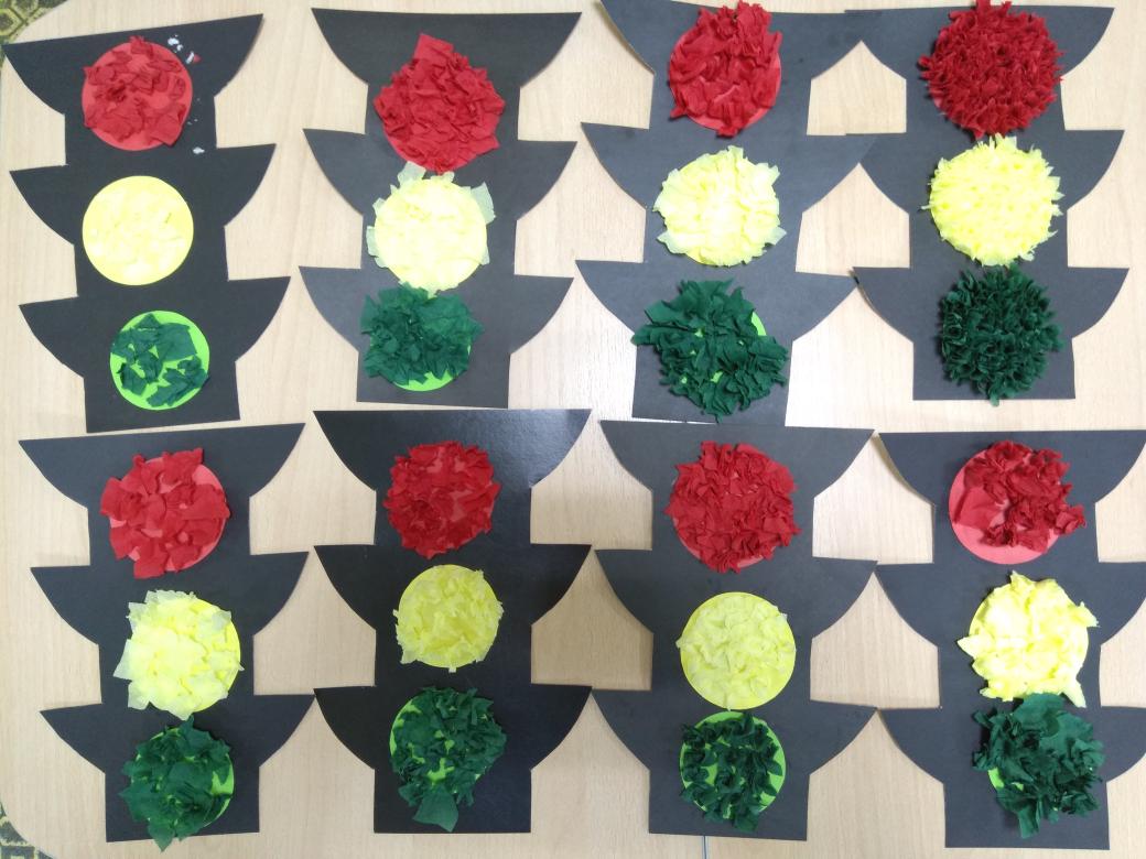 День и ночь несёт дозор
Светоносный светофор.
Три глаза - три приказа,
Три света - три совета.
Загорелся алый свет - 
Стой! Опасно! Хода нет!
Засверкал свет золотой -
Подожди ещё, постой!
Вспыхнул изумрудный свет-
Проходи, препятствий нет!