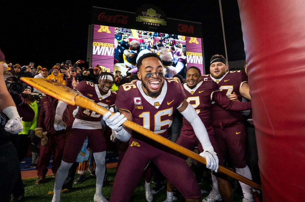 MikeWierzbicki's tweet photo. Huge shoutout to our @GopherSports content creators for the #elite photos & video they captured Saturday!
📷https://t.co/1PZgYG6RTw
#SkiUMah #RTB #Gophers #AxeIsBack https://t.co/nLoLbR0q6g