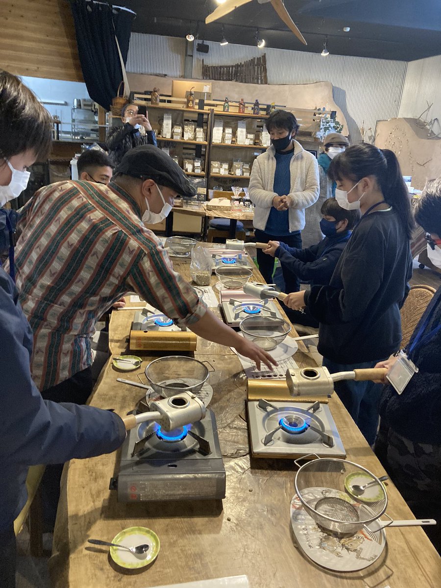 MSTmiddleschool's tweet photo. Thanks @CafeSlow_9 for hosting the #MSTEucalyptus Science of Coffee group and showing us what goes into brewing #ecological and #ethical coffee from bean to cup! #WeAreMST #MSTscience #montessori #TheCoffeeWave https://t.co/A9o5Tm5fdy
