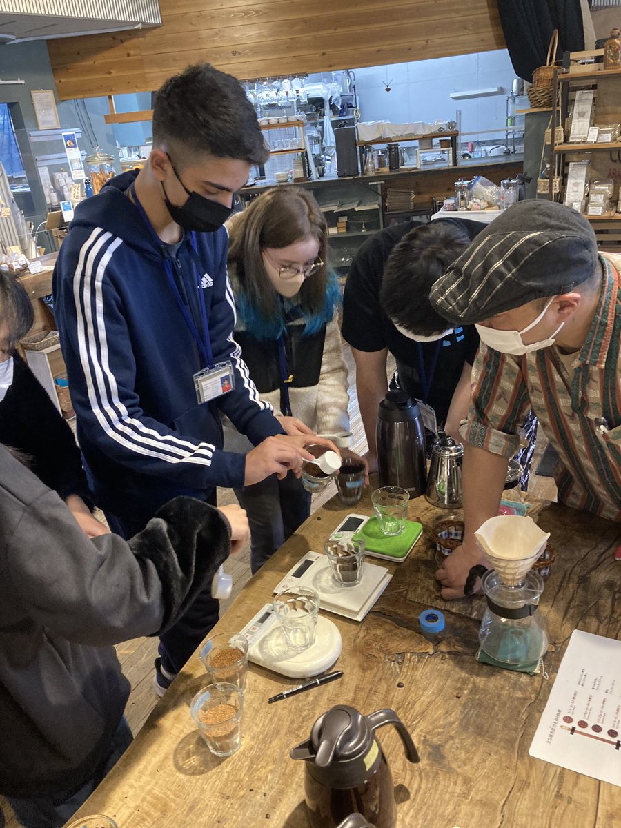 MSTmiddleschool's tweet photo. Thanks @CafeSlow_9 for hosting the #MSTEucalyptus Science of Coffee group and showing us what goes into brewing #ecological and #ethical coffee from bean to cup! #WeAreMST #MSTscience #montessori #TheCoffeeWave https://t.co/A9o5Tm5fdy