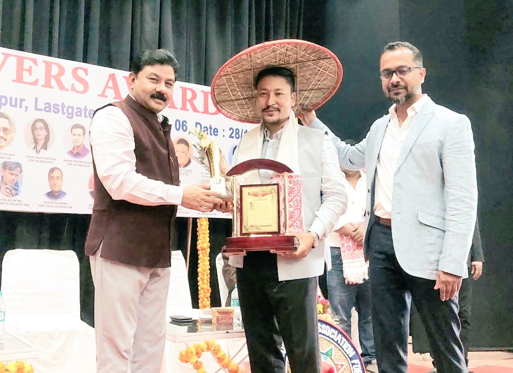 JibeshRoy12's tweet photo. ৰাজ্যৰ সংবাদকৰ্মী সকলৰ উমৈহতীয়া মঞ্চ জাৰ্নেলিষ্ট এচ'চিয়েচন ফৰ আসামৰ দ্বাৰা প্ৰদান কৰা "জাফাৰ ২০২১ বৰ্ষৰ " #Youth_Politician" শিতানত বঁটা গ্ৰহণ কৰা মূহুৰ্তত।।@himantabiswa @jayanta_malla
@PhanindranathS3
@Bhabesh_KalitaR https://t.co/w7PwJvE0j4