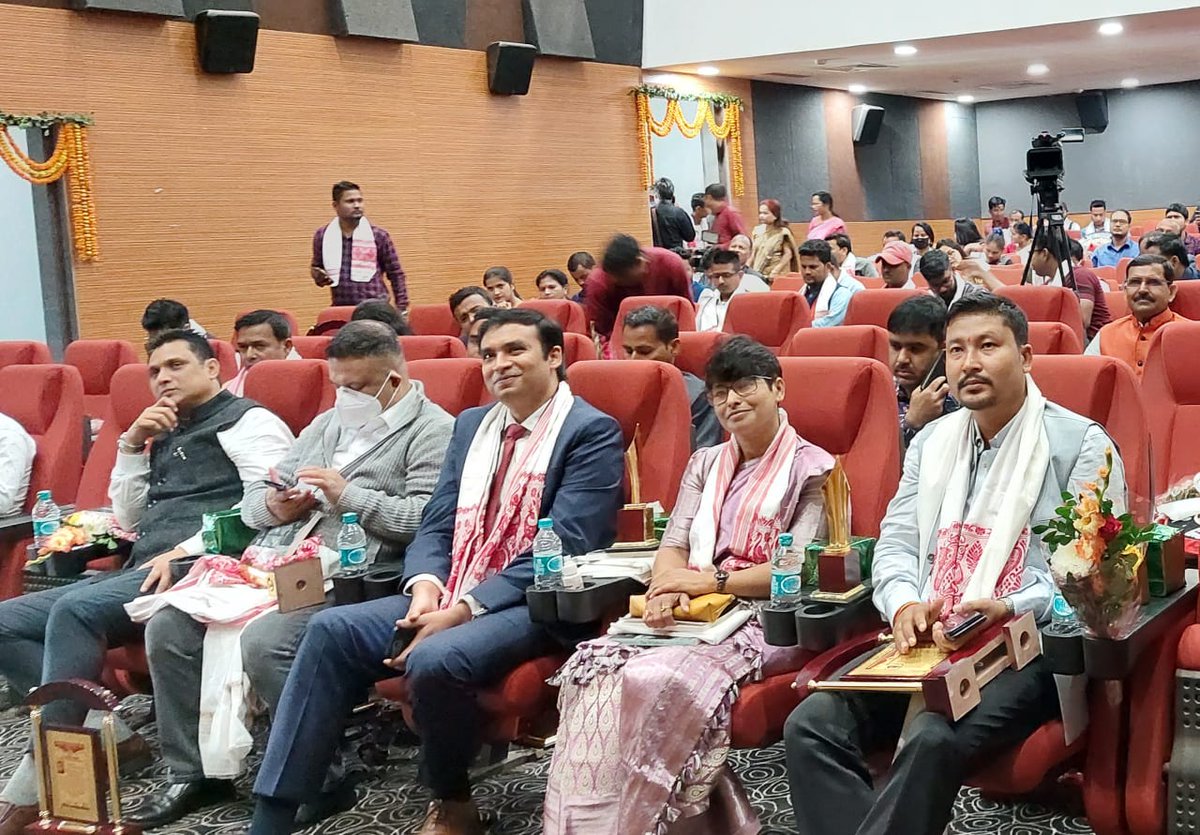 JibeshRoy12's tweet photo. ৰাজ্যৰ সংবাদকৰ্মী সকলৰ উমৈহতীয়া মঞ্চ জাৰ্নেলিষ্ট এচ'চিয়েচন ফৰ আসামৰ দ্বাৰা প্ৰদান কৰা "জাফাৰ ২০২১ বৰ্ষৰ " #Youth_Politician" শিতানত বঁটা গ্ৰহণ কৰা মূহুৰ্তত।।@himantabiswa @jayanta_malla
@PhanindranathS3
@Bhabesh_KalitaR https://t.co/w7PwJvE0j4