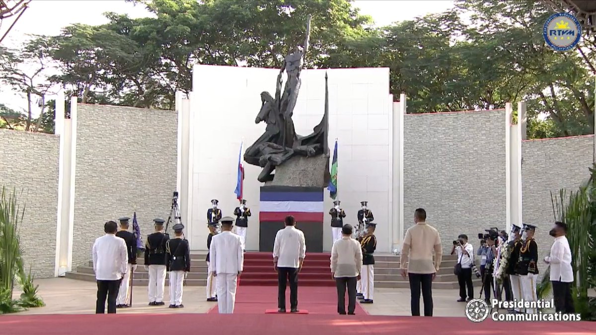NutshellPh's tweet photo. LOOK: President Rodrigo Duterte joins the commemoration of Andres Bonifacio's 158th birth anniversary at Pinaglabanan Memorial Shrine, San Juan City. https://t.co/ISimH4jG5u