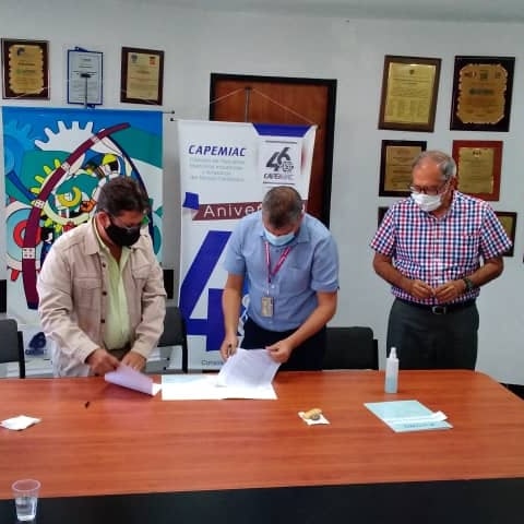 BenitoHamidian's tweet photo. En este momento firmando convenio de acercamiento entre FacesUc y el sector industrial @capemiacve , a través de FundaCeate

#HaciaLanuevaVisionDeUniversidad 
#HacialaNuevaVisionDeFacesUC 

Prof. Benito Hamidian 
Decano https://t.co/lzUXqmMTjC