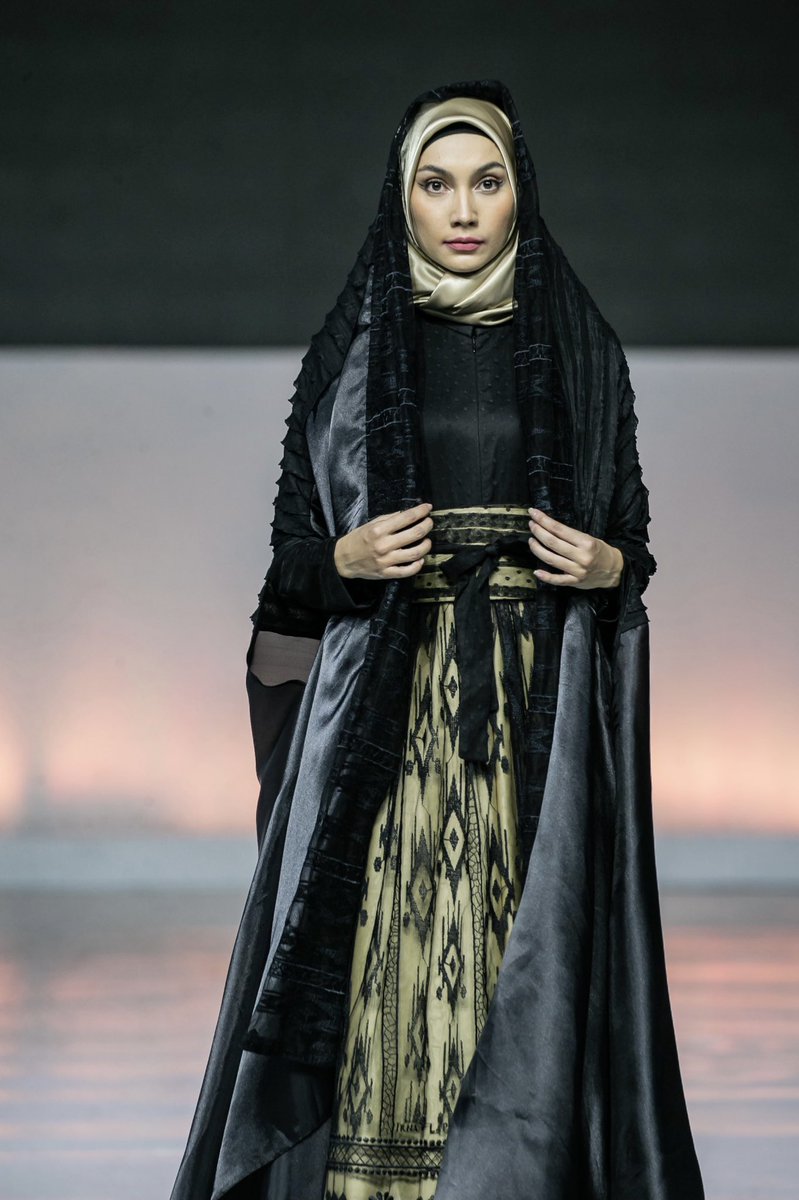 jmfwofficial's tweet photo. For Embracing Jakarta Muslim Fashion Week, IRNA La Perle presents a collection that comes in a modest style, with dominant of gold and black colors. Photo by Honda Tranggono and Muhammad Zaki.

#EmbracingJMFW
#Throwback
#JakartaMuslimFashionWeek
#JMFW https://t.co/vzcLSTeJgc