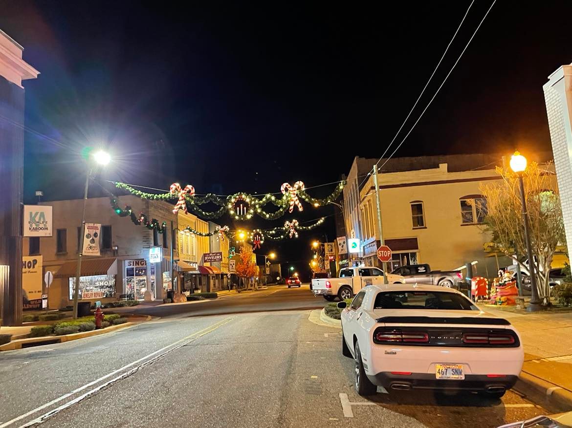 FirstMonthly's tweet image. It's beginning to look a lot like Christmas...in downtown Camden!  #christmasiscoming  #camdenar #gingerbreadwishesandmistletoekisses